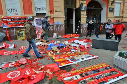 Радикальные сторонники оппозиции устроили погром в офисе Коммунистической партии Украины ( КПУ ). Имущество партии радикалы вынесли на улицу для сожжения.