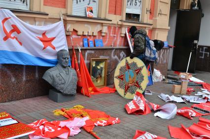 Радикальные сторонники оппозиции устроили погром в офисе Коммунистической партии Украины ( КПУ ). Имущество партии радикалы вынесли на улицу для сожжения.