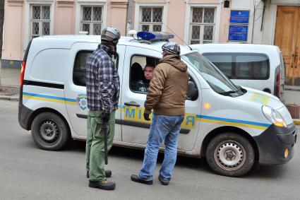 Радикальные сторонники оппозиции устроили погром в офисе Коммунистической партии Украины ( КПУ ). Радикальные сторонники оппозиции разговаривают с проезжающим милицейским патрулем.