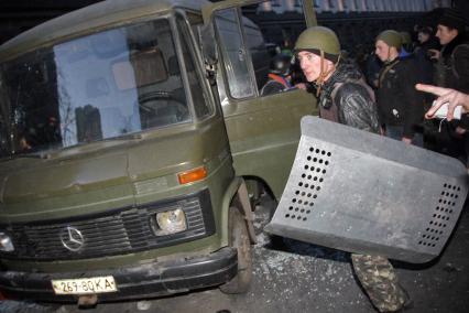 Сторонник радикальной оппозиции на улице в Киеве.