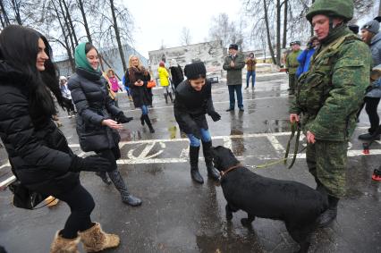 День защитника отечества. Участницы конкурса `Мисс России 2014` посетили войсковую часть 11361 (45 инженерно-саперная бригада).