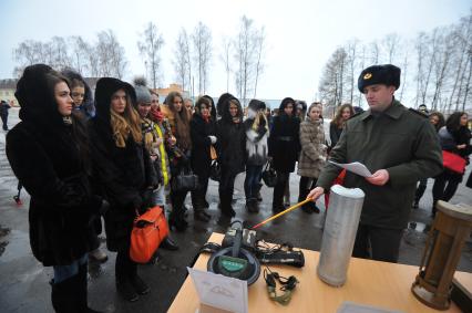 День защитника отечества. Участницы конкурса `Мисс России 2014` посетили войсковую часть 11361 (45 инженерно-саперная бригада).