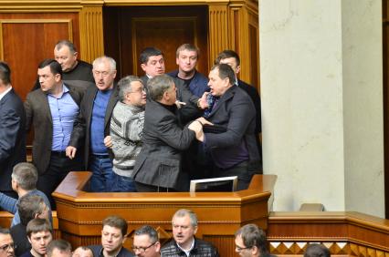 Работа Верхоной Рады во время беспорядков в Киеве. Потасовка парламентариев.