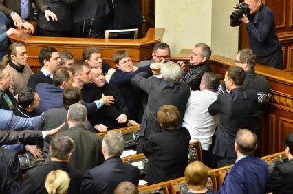 Работа Верхоной Рады во время беспорядков в Киеве. Потасовка парламентариев.