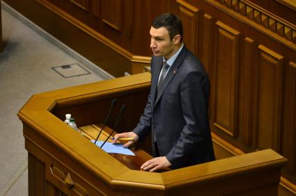 Украинский политик, бывший боксер, лидер фракции `УДАР` Виталий Кличко выступает перед парламентариями с трибуны.