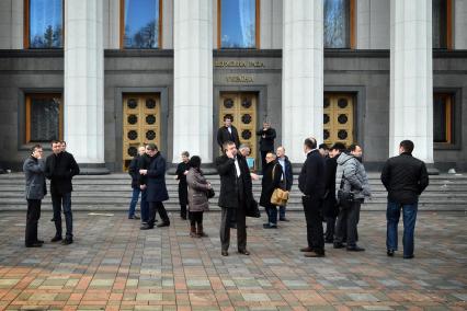 Люди на входе в здание Верховной рады.