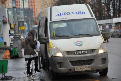 Пассажиры садятся в маршрутку № 19м у метро `Динамо`.