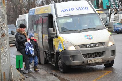 Пассажиры садятся в маршрутку № 19м у метро `Динамо`.