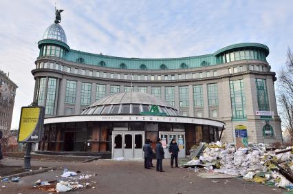 Вход на станцию метро `Крещатик` в Киеве во время беспордяков.