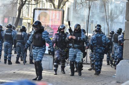 Столкновение на Институтской улице в Киеве. Сотрудники специального подразделения `Беркут` с травматическим оружием.