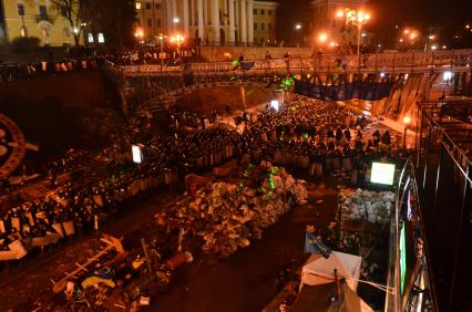 Площадь Независимости в Киеве во время беспорядков. Позиции специального подразделения `Беркут` у площади.