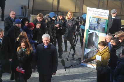 Мэр Москвы осмотрел два объекта культурного наследия, находящиеся на реставрации в Подсосенском переулке. На снимке: главный архитектор проекта реставрации Татьяна Борисова (слева) и мэр Москвы Сергей Собянин (в центре) перед началом осмотра объекта `Городская усадьба XVIII–XIX вв, архитектор К.Ф.Буссе`.