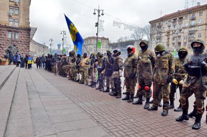 Захват Киевской городской государственной администрации сторонниками радикальной оппозиции. Протестующие у входа в здание.