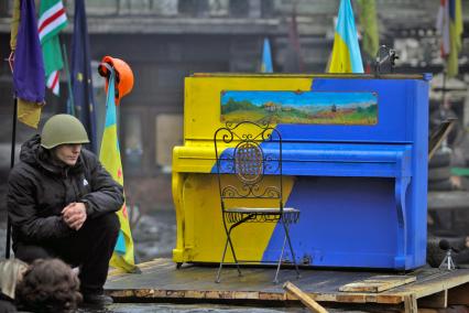 Пианино раскрашенное в цвета украинского флага на площади во время беспорядков в Киеве.