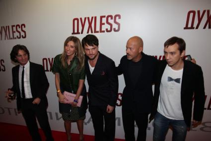 Диск73. Премьера фильма Духless 2012 год. На снимке: актер Козловский Даниил (в центре), режиссер Бондарчук Федор (второй справа) и его жена Светлана