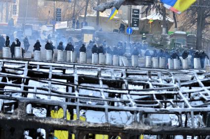 Шеренга бойцов специального подразделения `Беркут` на улице в Киеве во время беспорядков.