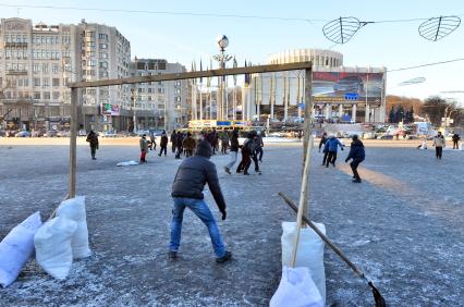 Сторонники радикальной оппозиции играют на улице в футбол.