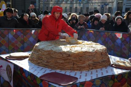 Фестиваль `Широкая Масленица` в Москве. Кузнецкий мост. На снимке: пекарь во время приготовления гигантского пирога из 4000 блинов и весом 500 кг .