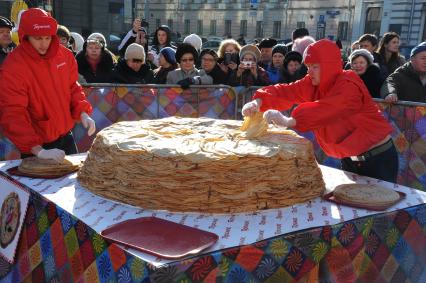Фестиваль `Широкая Масленица` в Москве. Кузнецкий мост. На снимке: пекари во время приготовления гигантского пирога из 4000 блинов и весом 500 кг .