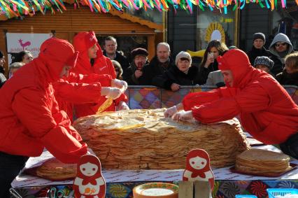 Фестиваль `Широкая Масленица` в Москве. Кузнецкий мост. На снимке: пекари во время приготовления гигантского пирога из 4000 блинов и весом 500 кг .