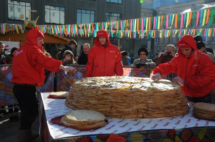 Фестиваль `Широкая Масленица` в Москве. Кузнецкий мост. На снимке: пекари во время приготовления гигантского пирога из 4000 блинов и весом 500 кг .