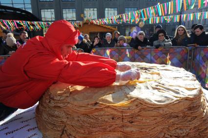 Фестиваль `Широкая Масленица` в Москве. Кузнецкий мост. На снимке: пекарь во время приготовления гигантского пирога из 4000 блинов и весом 500 кг .