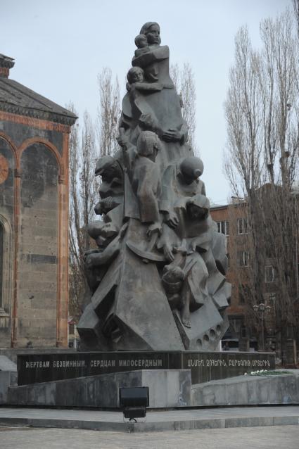 Армения, Гюмри. На снимке: памятник `Жертвам безвинным, сердцам милосердным`.