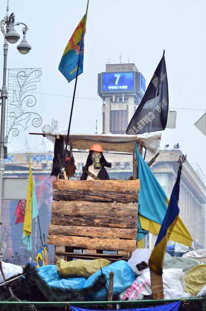 Манекен в противогазе на посту.