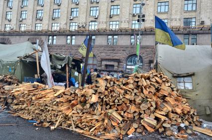 Дровница на улице у палаточного лагеря во время волнений в Киеве.