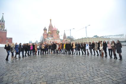 Национальный конкурс красоты `Мисс Россия 2014`. На снимке: участницы конкурса во время экскурсии по Красной площади.