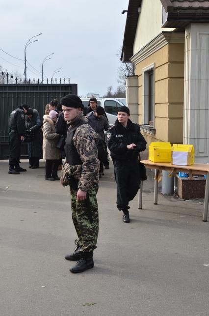 Резиденция президента Украины Виктора Януковича в селе Новые Петровцы Вышгородского района Киевской области `Межигорье`. Вход на территорию резиденции.