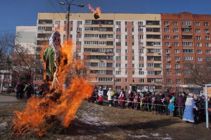 Сжигание чучела масленицы.