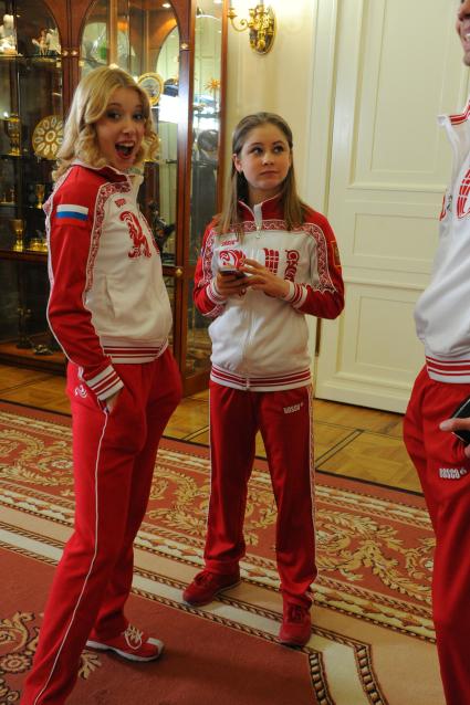 Мэр Москвы встретился с победителями и призерами Олимпийских игр в Сочи. На снимке: фигуристки екатерина Боброва (слева) и Юлия Липницкая.