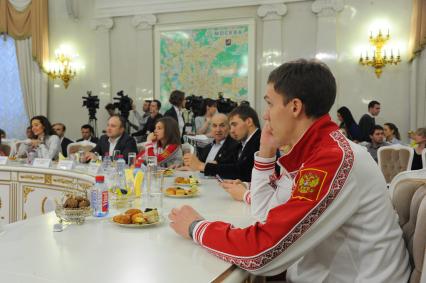 Мэр Москвы встретился с победителями и призерами Олимпийских игр в Сочи. На снимке: фигурист Дмитрий Соловьев.
