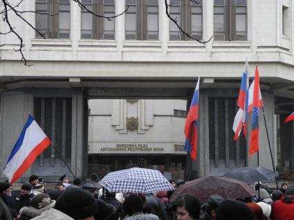 Митинг у здания парламента Крыма в Симферополе. Митингующие с флагами автономной республики Крым и российскими флагами.