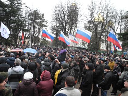 Митинг у здания парламента Крыма в Симферополе. Российские флаги на митинге.