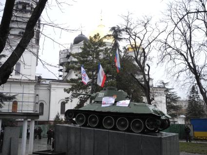 Митинг у здания парламента Крыма в Симферополе. Памятник танку `т-34` украшен флагом автономной республики Крым и российским флагом.