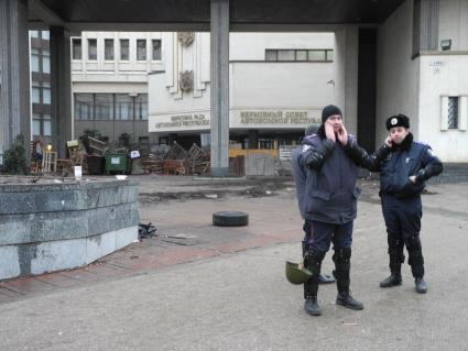 Митинг у здания парламента Крыма в Симферополе. Представители милиции на фоне баррикад у здания парламента.