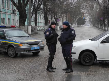 Посты милиции на улицах Симферополя во время волнений в Украине.