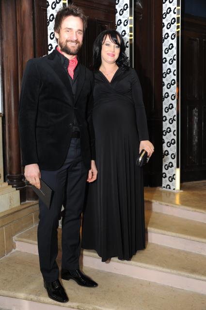 Церемония вручения премии `100 самых стильных` по версии журнала GQ. На снимке: актер Дмитрий Миллер с супругой актрисой Юлией Деллос.