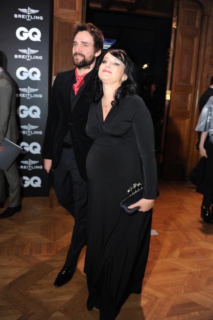 Церемония вручения премии `100 самых стильных` по версии журнала GQ. На снимке: актер Дмитрий Миллер с супругой актрисой Юлией Деллос.