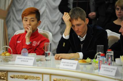 Мэр Москвы встретился с победителями и призерами Олимпийских игр в Сочи. На снимке: шорт-трекист Виктор Ан (слева) и лыжник Никита Крюков.