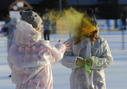 Ледовые катки - Фили. Фестиваль красок `ColorFest – яркий лед`. На снимке: девушки бросают друг в друга сухой краской.