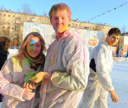 Ледовые катки - Фили. Фестиваль красок `ColorFest – яркий лед`. На снимке: молодые люди в защитном костюме в разноцветных красках.