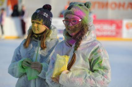 Ледовые катки - Фили. Фестиваль красок `ColorFest – яркий лед`. На снимке: девочки в защитном костюме с краской в руках.