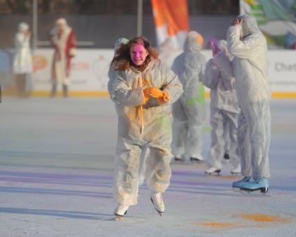 Ледовые катки - Фили. Фестиваль красок `ColorFest – яркий лед`. На снимке: девочка катается на коньках.