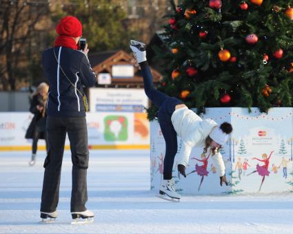 Ледовый каток - Фили. На снимке: девушка катается на коньках.