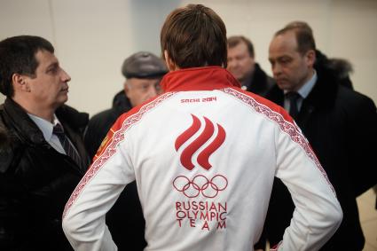 Биатлонист Антон Шипулин в аэропорту Екатеринбурга `Кольцово`.