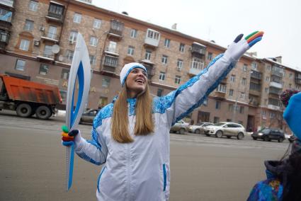 Первая вице-мисс `Екатеринбург-2012` Ирина Визгалова во время эстафеты Паралимпийского огня в Екатеринбурге.