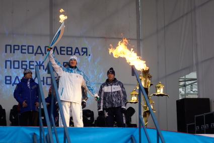 Трехкратный паралимпийский чемпион по легкой атлетике Артем Арефьев во время эстафеты Паралимпийского огня в Екатеринбурге.